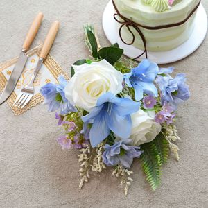 Bouquet de roses artificielles Shallow Shore, fleurs mélangées pour mariage et décoration intérieure, faible entretien, en plastique, mousse, fil métallique et tissu. - Product Image 2