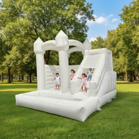 Château gonflable commercial en PVC blanc 4m x 4m, facile à installer pour les mariages et les événements en plein air