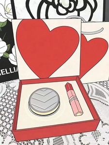 Le luxueux ensemble de maquillage comprenant un coussin de teint couvrant et un rouge à lèvres est un excellent choix comme article cadeau. - Product Image 5