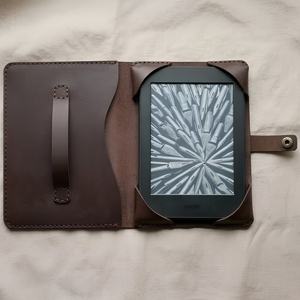 Funda de Cuero Genuino para <span class=keywords><strong>Kindle</strong></span>, Cubierta Personalizada Vintage para Ebook con Correa de Mano para <span class=keywords><strong>Kindle</strong></span> Colorsoft 2024 7 <span class=keywords><strong>Pulgadas</strong></span> <span class=keywords><strong>Paperwhite</strong></span> 12ª y 11ª Generación - Product Image 1