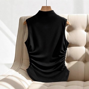 WY525003 Elegante T-shirt Nera Senza Maniche con Dettaglio Bottoni Dorati Intrecciati, Vestibilità Slim Unica, Maglia Stampata da Donna - Product Image 2