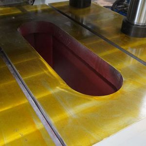Presse hydraulique à quatre colonnes de 315 tonnes avec une rampe d'échappement et un vérin poussoir pour le forgeage à chaud des écrous - Product Image 5