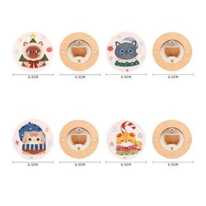 Abridor de Botellas de Cerveza Redondo de Madera con Diseño de Gato Navideño y Imán para Refrigerador - Product Image 2