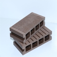 Ponton flottant moderne en composite bois-plastique pour extérieur, imperméable, avec des caractéristiques d'étanchéité à l'humidité et de résistance à l'usure