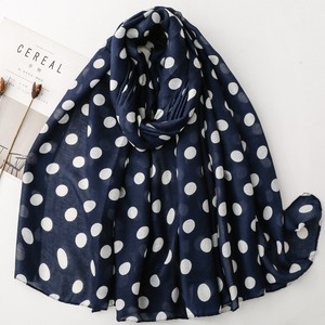 Écharpe longue à pois vintage de style français pour femme, douce et agréable pour la peau, en polyester, toutes saisons, châle décoratif, accessoire de transport quotidien - Product Image 1