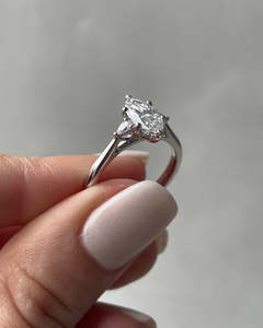 Vente en gros de bagues de fiançailles à halo caché en diamant de laboratoire de taille marquise, bagues de solitaire de designer en or pur 18 carats pour fournisseur en gros - Product Image 4