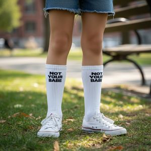 Chaussettes blanches unisexes imprimées avec le slogan 'Not Your Babe', respirantes pour un usage quotidien - Product Image 3
