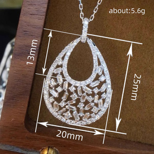 Collana con Ciondolo Geometrico Scintillante per Donne, Gioielli Eleganti e alla Moda - Product Image 4
