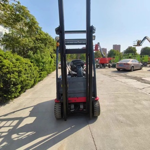 Montacargas NICHYU LPG de 1.5 Toneladas TRANSER 15 con Cabina Roja, Tracción en las Cuatro Ruedas, Desplazador Lateral Hidráulico, Neumáticos Sólidos, Mástil de Dos Etapas y Asiento - Product Image 2