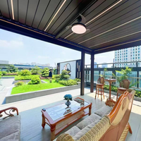 Persienne électrique entièrement automatique pour l'extérieur Pergola motorisée en aluminium avec lumières et portes coulissantes en verre