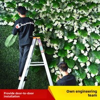 Mur végétal artificiel en plastique, avec motif de plantes vertes et fond rouge cyber, pour décoration de porte et pelouse, style simple
