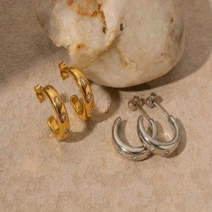 <span class=keywords><strong>Orecchini</strong></span> a Cerchio in Acciaio Inossidabile Placcati Oro 18K PVD Senza Nichel con Zirconi a Forma di C per Orecchie Sensibili - Product Image 2