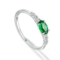 Élégante bague en argent sterling avec zircon ovale vert et trois pierres latérales en CZ