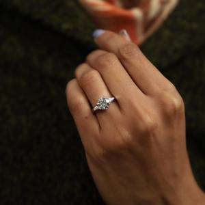 Anillo de compromiso con diamante cultivado en laboratorio certificado por IGI, corte redondo, con diamantes laterales cónicos en oro sólido de 14K, de lujo, para novia, aniversario. - Product Image 3