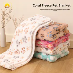 Venta al por mayor de lujo Coral polar perro manta en forma de corazón mascota cama Mat Animal estampado patrón lindo estilo de espuma para el invierno dormir viaje - Product Image 3