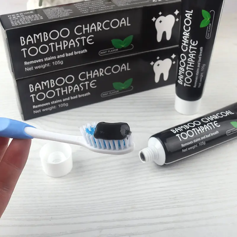 Le dentifrice au charbon actif à l'huile de noix de coco élimine les taches et rafraîchit l'haleine avec des ingrédients naturels