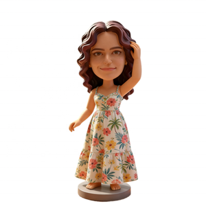 Figurine femme bobblehead en résine, style plage, avec robe florale tropicale personnalisée, pour cadeaux et décoration sur mesure - Product Image 1