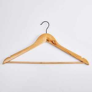 Cintre <span class=keywords><strong>en</strong></span> <span class=keywords><strong>bois</strong></span> léger antidérapant avec encoches pour les épaules et barre transversale - Product Image 3