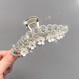 Nouvelle mode couronne de <span class=keywords><strong>papillon</strong></span> avec des fleurs de perles <span class=keywords><strong>pince</strong></span> à cheveux Premium pour l'arrière de la tête <span class=keywords><strong>coiffure</strong></span> <span class=keywords><strong>pince</strong></span> à requin accessoire de cheveux élégant - Product Image 4