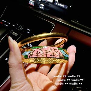 Bracciale Antico <span class=keywords><strong>Uruguay</strong></span> in Zircone con Design a Fiore di Pesco Dorato, Intagliato, Smaltato, con Gemma a Farfalla e Castone in Smalto, Stile Buddista - Product Image 1