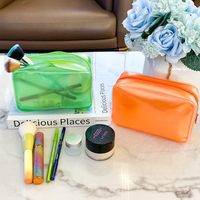 UIOWIO Trousse de maquillage bleue étanche avec LOGO personnalisé Organisateur de sac cosmétique en PVC à colle transparente de couleur pure