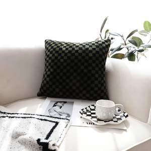 หมอนอิง DB Square ขนาด 45 ซม. สีเขียวเข้มลายตารางปักลายสไตล์หรูหราสำหรับตกแต่งห้องนั่งเล่น - Product Image 6