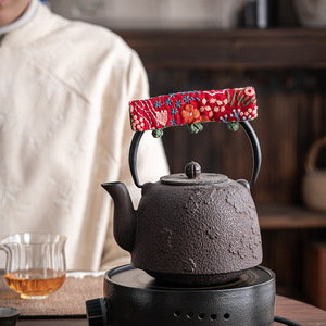 Funda para asa de tetera con bordado floral, roja, de algodón y lino, aislante del calor, accesorio para ceremonia del té, rectangular, hecha a mano - Product Image 3