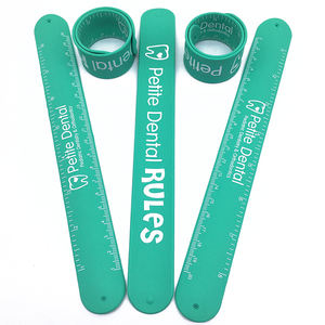 Bracelet unisexe de <span class=keywords><strong>règle</strong></span> de claque de silicone promotionnel bon marché imprimé par logo personnalisé respectueux de l'environnement en gros - Product Image 2