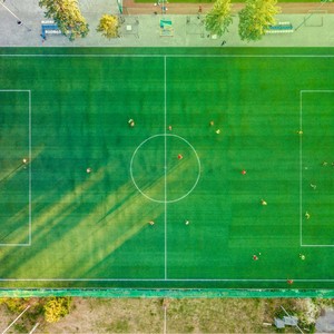 Terrain de football extérieur en gazon artificiel adapté à toutes les conditions météorologiques, utilisé pour l'entraînement des écoles et des clubs - Product Image 2
