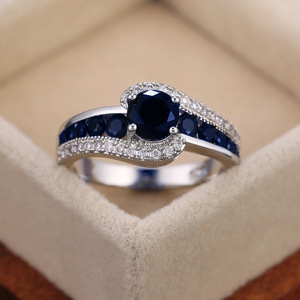 Anello dal Design Classico di Colore Nero per Donne - Product Image 2