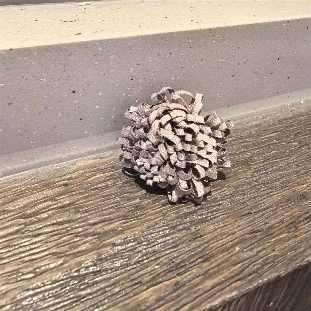 หัวเข็มขัดเชือกรองเท้าลายดอกไม้ผ้าไหมสีเทาเข้ม