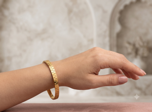 กำไลข้อมือทองคำชุบลายดอกไม้สลักอย่างประณีตสำหรับผู้หญิงแบรนด์ DIVYORO เหมาะสำหรับงานแต่งงานและงานเลี้ยง - Product Image 5