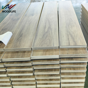 Vente en gros d'usine de parquet en Chine Revêtement de sol en vinyle plastique SPC élégant imperméable et <span class=keywords><strong>anti</strong></span>-rayures en <span class=keywords><strong>bois</strong></span> de chêne - Product Image 1