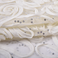 Tissu en maille brodé cordonné à motifs floraux roses, 100 % polyester, avec dentelle scintillante et sequins, idéal pour robes de soirée – Collection Fashion Sparkle Champagne