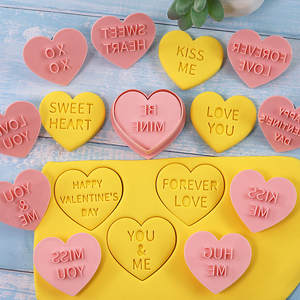 Safran 10 pièces en forme de coeur Cookie Stamp and Cutter Set Valentine Pink Cutters pour les produits de boulangerie en plastique durable - Product Image 3