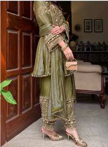 Costume palazzo de luxe pour femmes, fabriqué en Inde, richement brodé avec des sequins et des patchs, disponible en gros. - Product Image 3