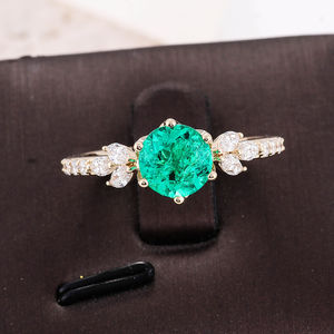 Bague de fiançailles en or massif 14 carats avec émeraude de laboratoire, design élégant, émeraude colombienne, bague de mariage - Product Image 1