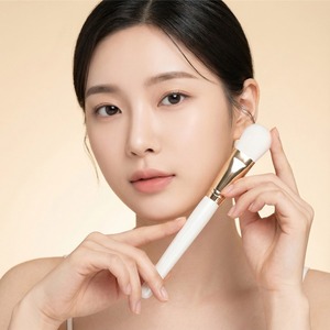 Pinceau de maquillage Moonflower, poils synthétiques plats, manche en bois, pour fond de teint, anticernes, fard à paupières, 26 mm, usage général - Product Image 1