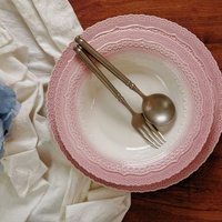 Assiette en céramique rose rétro française en relief de couleur sous glaçure robuste pour dessert dîner pâtes salade de fruits