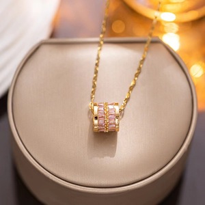 สร้อยคอจี้คริสตัลทรงกระบอกกลวงสุดหรูสำหรับผู้หญิง ดีไซน์ใหม่ สีทอง ประดับเพชรซิร์คอน เครื่องประดับสไตล์เกาหลี - Product Image 6