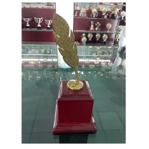 Trofeo de madera roja en blanco grabado con trofeo de premio de hoja de metal