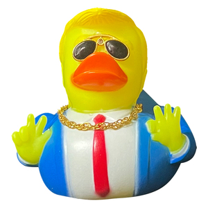 Vente en gros de jouets de <span class=keywords><strong>bain</strong></span> en forme de canard de 3 pouces, nouveau design, ornements de voiture, avec <span class=keywords><strong>collier</strong></span> doré, lunettes de soleil, drapeau rouge, bleu et blanc, canard en caoutchouc - Product Image 2