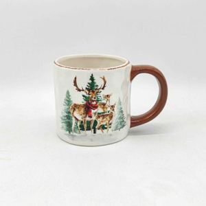 Mug de Noël en céramique, tasse à café avec motif de couronne festive et nœud, poignée rouge, cadeau de Noël pour la maison, le bureau, décoration de Noël - Product Image 1
