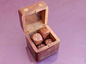 Dados de Madera Premium Hechos a Mano con Habilidad Artesanal que Ofrecen un Acabado Suave, un Lanzamiento Equilibrado y una Experiencia de Juego Elegante - Product Image 5