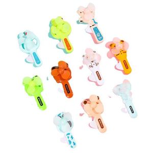 Nouveauté estivale : Mini-ventilateur portable amusant en forme de girafe pour enfants, à manivelle, en PP, idéal pour la maison - Product Image 4
