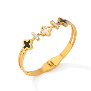 Bracciale a Polsino Angelina in Acciaio Inossidabile Placcato Oro con Design a Tre Fiori, Gioielli alla Moda per Donne - Product Image 4