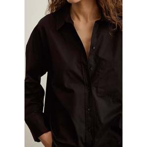 Chemise en popeline de coton noire pour femme, chemisier minimaliste à boutons pour tous les jours - Product Image 5