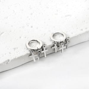 Boucles d'oreilles créoles classiques et élégantes en acier inoxydable plaqué or 18 carats avec pendentif géométrique en forme de croix et franges, pour femme - Product Image 3