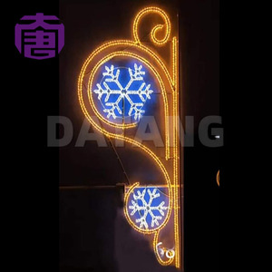 Guirlandes lumineuses de Noël en forme de flocon de neige montées sur poteau pour ajouter une touche d'hiver scintillante aux rues piétonnes, aux allées d'hôtels et aux quartiers commerciaux - Product Image 3