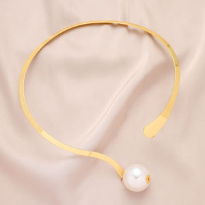 قلادة أنيقة رائجة البيع بتصميم مبالغ فيه مع لؤلؤ صناعي كبير، طوق معدني ذهبي للنساء والفتيات - Product Image 4